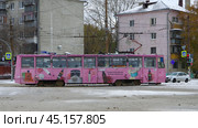 Трамвай КТМ-5М3 (71-605) №1222 поворачивает с улицы Гагарина на улицу Дзержинского, город Челябинск. Редакционное фото, фотограф Алексей Иванов / Фотобанк Лори