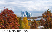 Вид на Москву-Сити с Крылатских Холмов. Москва, Россия. (2019 год). Стоковое фото, фотограф Евгений Капранов / Фотобанк Лори