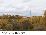 Осенний пейзаж с видом на Церковь Рождества Пресвятой Богородицы в Крылатском. Парк Крылатские Холмы, Москва, Россия. (2019 год). Стоковое фото, фотограф Евгений Капранов / Фотобанк Лори