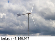 Ветрогенератор на фоне пасмурного неба. Windmill as a source of renewable energy and sustainable resource. Wind turbine. Green energy concept. Стоковое фото, фотограф Ekaterina M / Фотобанк Лори