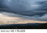 Южный Урал: грозовое небо в закатном свете. Southern Urals: stormy sky in the sunset light. Стоковое фото, фотограф Евгений Романов / Фотобанк Лори