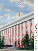 Building of the government of the Altai Territory in the city of Barnaul on the "Soviets" square (2020 год). Редакционное фото, фотограф Дмитрий Кобзев / Фотобанк Лори