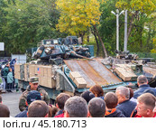 Боевая машина пехоты Бредли М2А2. Выставка трофейной военной техники в парке 30-летия Победы в Краснодаре. Редакционное фото, фотограф Алексей Букреев / Фотобанк Лори