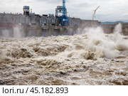 Бурлящая вода, прошедшая сквозь плотину строящейся гидроэлектростанции ( сквозь водоводы ) Стоковое фото, фотограф Павел Просянов / Фотобанк Лори