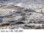 Бурлящая вода, прошедшая сквозь плотину гидроэлектростанции ( сквозь водоводы ) (2012 год). Стоковое фото, фотограф Павел Просянов / Фотобанк Лори