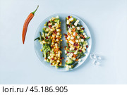 Концепция использования замороженных продуктов. Тарелка с разогретыми овощами и замороженными овощами крупным планом. Стоковое фото, фотограф Лозовая Людмила / Фотобанк Лори