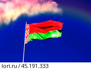Национальный флаг Республики Беларусь на фоне синего неба (2018) / Belorussian flag waving in the wind. Стоковое фото, фотограф Iva Noel / Фотобанк Лори
