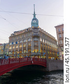 Evening view of the Red Bridge and Esders and Scheefhals building in Saint Petersburg (2024 год). Редакционное фото, фотограф Евгений Харитонов / Фотобанк Лори