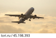 Vueling airliner EC-MVM taking off from El Prat Airport (2020 год). Редакционное фото, фотограф Яков Филимонов / Фотобанк Лори