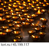 Burning candles in Buddhist temple, McLeod Ganj. Стоковое фото, фотограф Дмитрий Рухленко / Фотобанк Лори