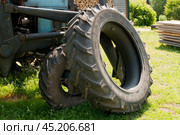 Замена задних колес на тракторе "Беларусь" МТЗ-82 (2024 год). Редакционное фото, фотограф Фотиния Куимова / Фотобанк Лори