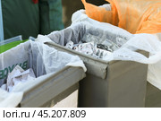 Экологичная утилизация мусора, сбор упаковок от таблеток, чековой ленты в переработку. Стоковое фото, фотограф Александра Баранова / Фотобанк Лори