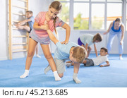 practice grabbing their opponent's arms. Стоковое фото, фотограф Яков Филимонов / Фотобанк Лори
