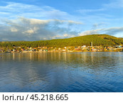 Picturesque view of Kandalaksha on the Kola Peninsula during a tranquil afternoon with reflected clouds over the water. Стоковое фото, фотограф Александра Селина / Фотобанк Лори