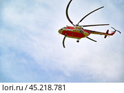 Вертолет Ми-8 летит в небе (2024 год). Стоковое фото, фотограф Александр Тараканов / Фотобанк Лори
