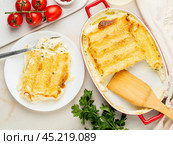 Cannelloni with filling of ricotta and parsley, baked with b chamel sauce. Стоковое фото, фотограф Natalia Gdovskaia / Фотобанк Лори