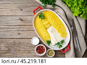 Fish cod baked in oven with potatoes and spice - healthy diet food. Стоковое фото, фотограф Natalia Gdovskaia / Фотобанк Лори