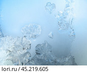 Морозный узор на зимнем оконном стекле.  Frosty pattern at a winter window glass. Стоковое фото, фотограф Лариса Гордеева / Фотобанк Лори