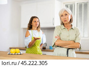 Quarrel of an elderly mother and adult daughter in the kitchen. Adult daughter is unhappy with elderly mother. Стоковое фото, фотограф Яков Филимонов / Фотобанк Лори