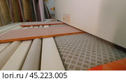 Process of automatically gluing composite panels for furniture and ceilings using a large-scale machine in production. Стоковое видео, видеограф Strunov David / Фотобанк Лори