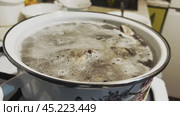 Meat broth boils in a saucepan on the stove. A brown film is formed. Стоковое видео, видеограф Ярославский Максим / Фотобанк Лори