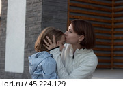 Мама целует ребёнка в лоб. Стоковое фото, фотограф Екатерина Малиева / Фотобанк Лори