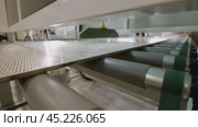 Expansive metal panels employed in furniture construction are treated with a bonding agent prior to assembly. Стоковое видео, видеограф Strunov David / Фотобанк Лори
