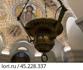 Lampada in the Interior of the crypt of the German Catholic Dormishon Abbey (2024 год). Редакционное фото, фотограф Irina Opachevsky / Фотобанк Лори