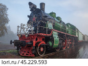 Советский пассажирский паровоз Су.250-74 крупным планом туманным октябрьским утром. Сортавала. Редакционное фото, фотограф Виктор Карасев / Фотобанк Лори