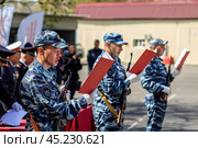 Курсанты МВД в синей камуфляжной форме с автоматами принимают присягу. Будущие полицейские. (2019 год). Редакционное фото, фотограф Евгений Зимин / Фотобанк Лори