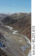 Vertical aerial video of canyon with frozen Kyzyl Chin river under ice. The tourist name of this territory is Mars. Altai. Стоковое видео, видеограф Сергей Пристяжнюк (Serg Zastavkin) / Фотобанк Лори