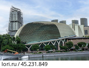 Singapore, 24 January 2024: Esplanade Concert Hall graces Marina Bay, Singapore, an architectural marvel harmonizing with city's modern skyline. Marina Bay area, Редакционное фото, фотограф Павел Муравьев / Фотобанк Лори