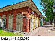 Город Иркутск. Одноэтажный аварийный деревянный дом. Улица  Декабрьских событий, дом 91 (2024 год). Стоковое фото, фотограф Александр Тараканов / Фотобанк Лори