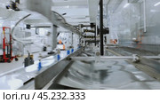 Programmable mechanical apparatus in factory performs task of categorizing thin, lightweight sheets of metal by arranging in layers and separating into distinct groups. Стоковое видео, видеограф Strunov David / Фотобанк Лори