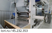 Side view of large-scale automated industrial machine designed for fabrication of metal structures, sheets, and foil. Стоковое видео, видеограф Strunov David / Фотобанк Лори