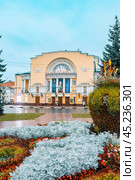 Площадь Волкова и драмтеатр имени Волкова в Ярославле. Редакционное фото, фотограф Андрей Бойков / Фотобанк Лори