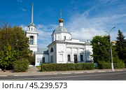 Церковь Воскресения Христова за Волгой (Церковь Трех исповедников). Солнечный день. Ранняя осень. Тверь. Россия. Редакционное фото, фотограф E. O. / Фотобанк Лори