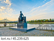 Памятник Александру Сергеевичу Пушкину. Осень. Закат. Тверь. Россия. Редакционное фото, фотограф E. O. / Фотобанк Лори