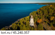 Маяк на мысу Бесов Нос в Онежском озере. Карелия. Осень. Стоковое фото, фотограф Сергей Цепек / Фотобанк Лори