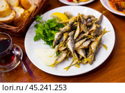 Delicious fried red mullet fish with parsley and lemon. Стоковое фото, фотограф Яков Филимонов / Фотобанк Лори
