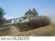 Боевая машина десанта БМД-4М движется по пыльной степной дороге. Волгоградская область, Городищенский район, Россия. (2020 год). Редакционное фото, фотограф Андрей Цыганков / Фотобанк Лори