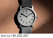 Luch watch Simple 2 71951924, an automatic mechanical wrist watch (2024 год). Редакционное фото, фотограф EugeneSergeev / Фотобанк Лори