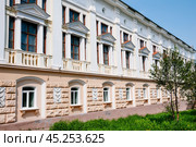 Эстетика в архитектуре Сталинского периода . Здание середины прошлого века в центральной части города Магадан. Несмотря на то, что большая часть зданий в Магадане строились уже во времена Хрущева, но проекты были все-таки Сталинского периода. Стоковое фото, фотограф Павел Просянов / Фотобанк Лори