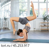 Young woman practicing vinyasa yoga in studio. Стоковое фото, фотограф Яков Филимонов / Фотобанк Лори