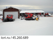Kirovsk, Murmansk region, Russia, March 19, 2024: Snow groomer on southern slope of Bolshoy Vudyavr ski resort in Khibiny Mountains. Редакционное фото, фотограф Алексей Антипов / Фотобанк Лори