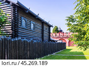 Деревянные Осадные дворы, Тульский Кремль, Тула (2023 год). Стоковое фото, фотограф Baturina Yuliya / Фотобанк Лори