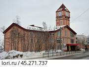 Kirovsk, Murmansk region, Russia, March 13, 2024: Museum and Exhibition Сenter of JSC Apatit with clock tower. Редакционное фото, фотограф Алексей Антипов / Фотобанк Лори
