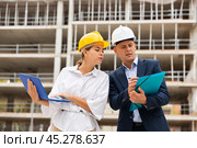 Two architects with laptop discussing construction plan. Стоковое фото, фотограф Яков Филимонов / Фотобанк Лори
