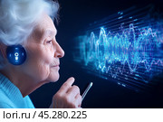 Анализ речи, пожилая женщина внимательно слушает голос по телефону. Искусственный интеллект, синтез речи, кража голоса, мошенники. Стоковое AI-изображение, AI-художник Щеголева Ольга / Фотобанк Лори