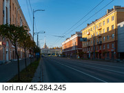 Проспект Ленина и железнодорожный вокзал города Петрозаводска солнечным осенний утром. Редакционное фото, фотограф Sergei Gorin / Фотобанк Лори